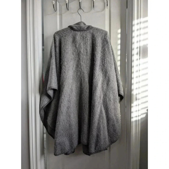Alpaca Winter Poncho - Picture 5 of 9